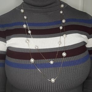 Women pearl necklace